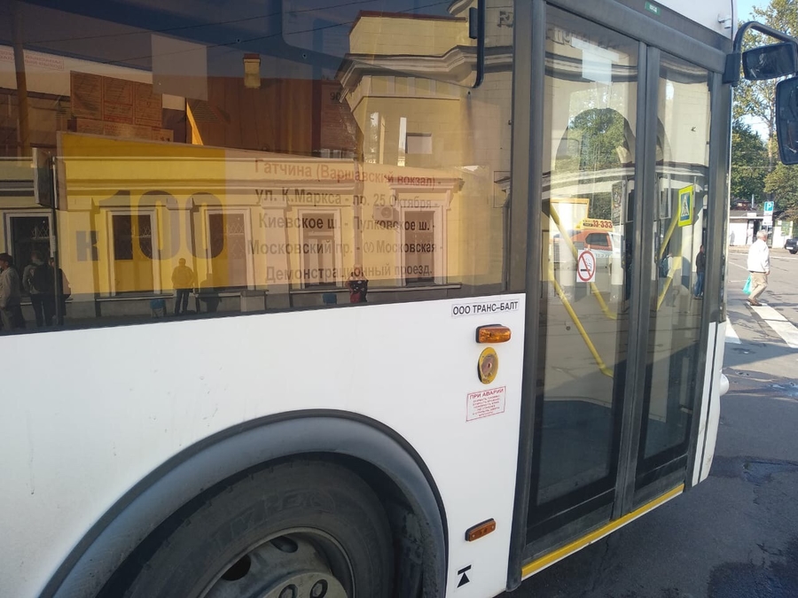 Пассажирка автобуса в Гатчине напала на водителя с иголками